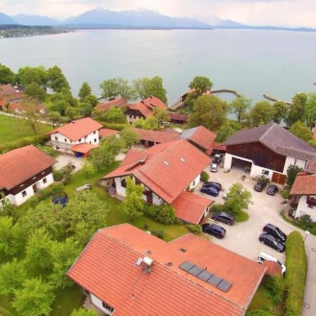 Gaeste- Und Apartmenthaus Wiesholler Chieming Exterior photo